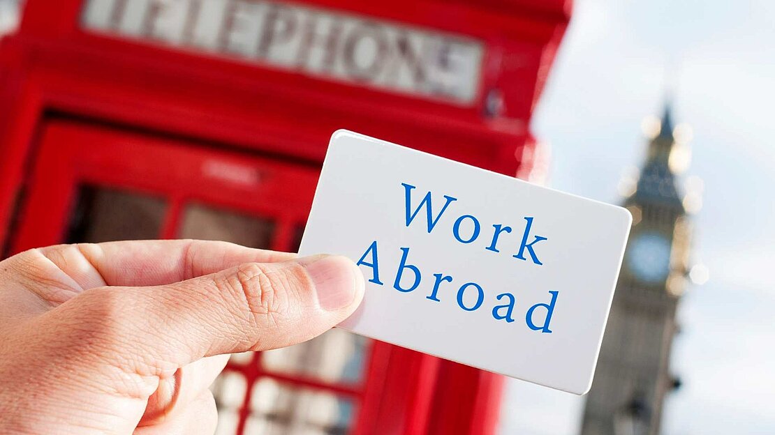 Foto: Zettel auf dem steht "Auslandsjob". Im Hintergrund London