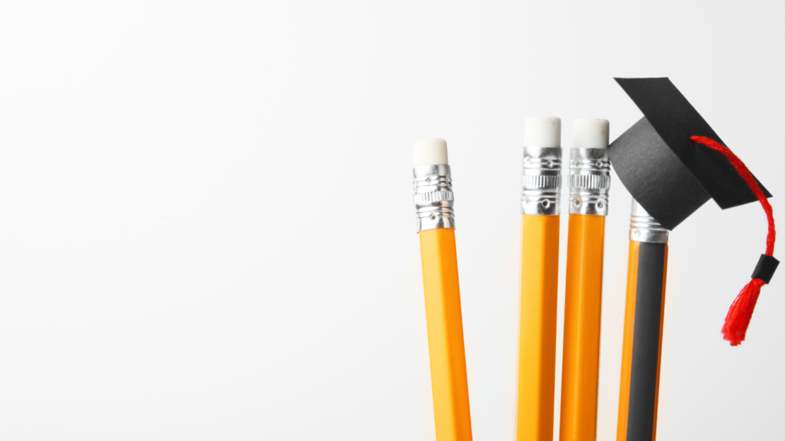 Foto: vier Bleistifte und eins davon trägt einen Bachelorhut