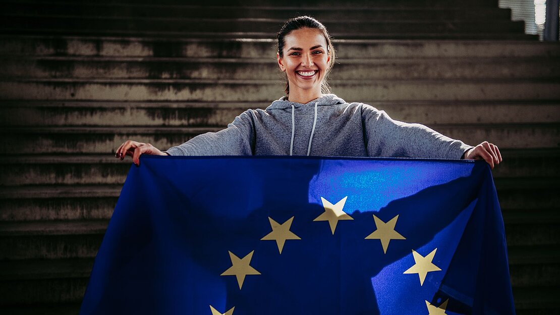 Junge Frau mit Flagge (Bertelsmann Studie über junge Erwachsene zur EU)