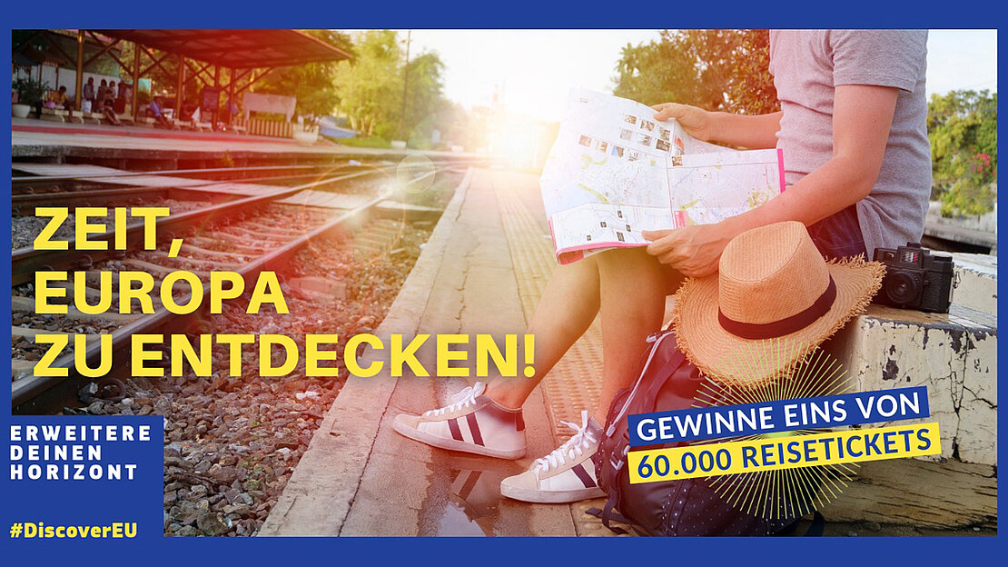 Junger Mann sitzt mit Karte, Koffer, Kamera und Strohhut am Bahnhof - Werbeposter "Zeit, Europa zu entdecken!" 