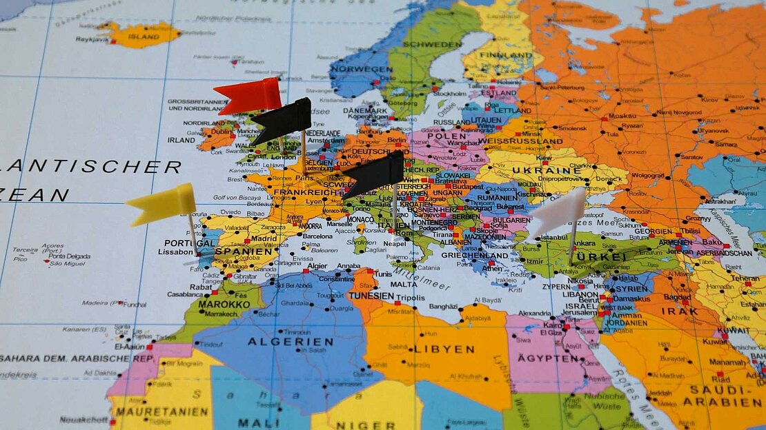 Foto: Europa Karte mit Flaggen Pins 