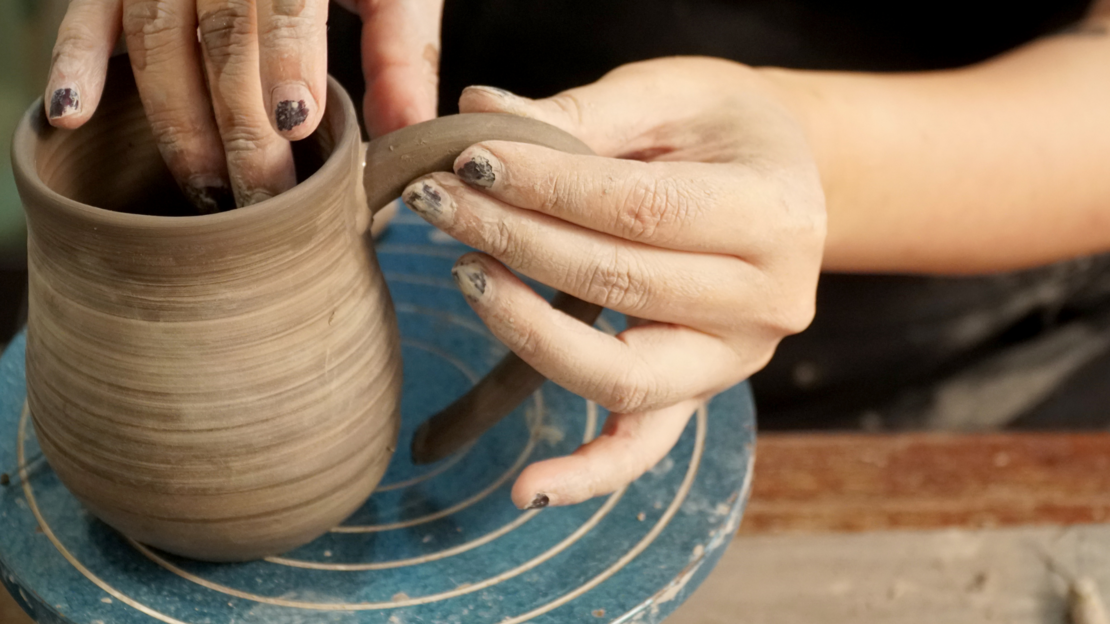 Foto: Zwei Hände töpfern eine Vase - Ausbildung zum/zur Keramiker/in