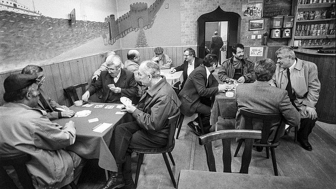 Foto: ältere Männer im Cafe