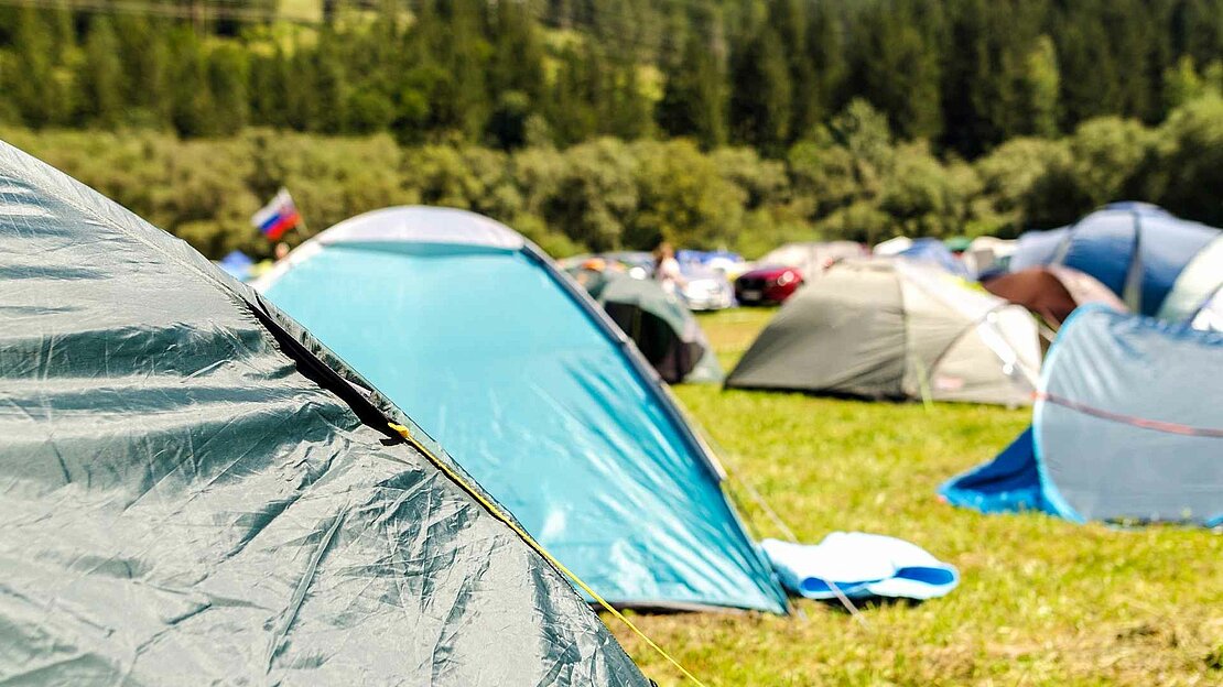 Foto: Campingplatz mit vielen Zelten
