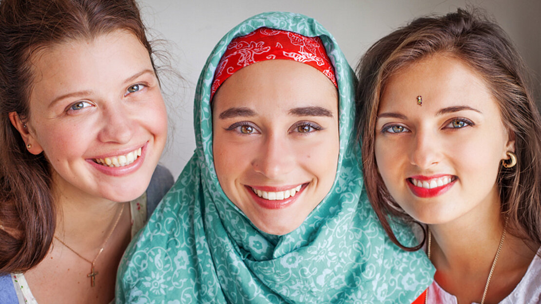 Foto: drei junge Frauen unterschiedlicher Herkunft