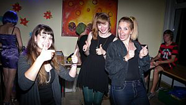 Foto: drei junge Frauen die Daumen hoch zeigen